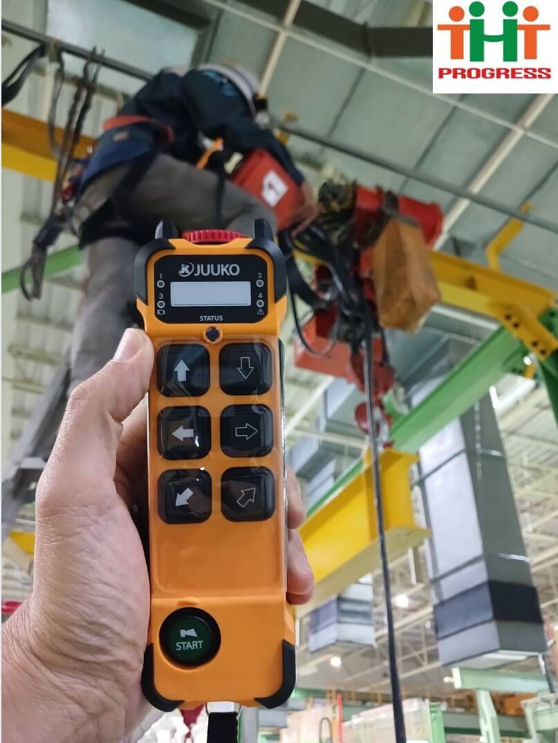 พนักงานใช้รีโมตควบคุมรอก JUUKO ของแท้ สั่งงานเครนในระยะปลอดภัย